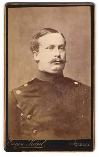 Fotografie Eugen Kegel, Cassel, Gr. Rosenstrasse 5, Beleibter Soldat in Uniform