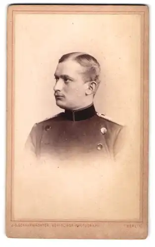 Fotografie J. C. Schaarwächter, Berlin, Leipzigerstrasse 130, Soldat in Uniform mit Seitenscheitel