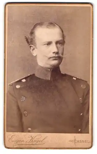 Fotografie Eugen Kegel, Cassel, Gr. Rosenstrasse 5, Soldat mit Schnauzbart in Uniform