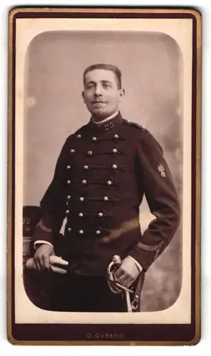 Fotografie G. Durand, Chalons s/ Marne, Rue des Tresoriers 2, Artillerist mit Säbel in Uniform, Rgt. 25