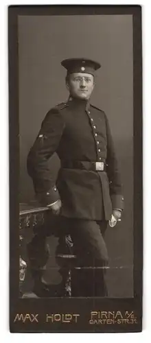 Fotografie Max Holdt, Pirna a. E., Garten-Strasse 31, Soldat in Uniform mit Zwicker