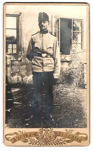 Fotografie unbekannter Fotograf und Ort, Soldat in Feldgrau