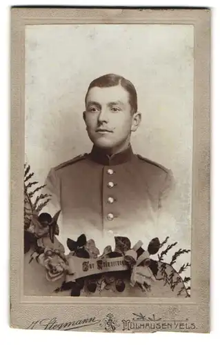Fotografie J. Stegmann, Mülhausen i. Els., Vaubanstrasse 94, Junger Soldat in Uniform