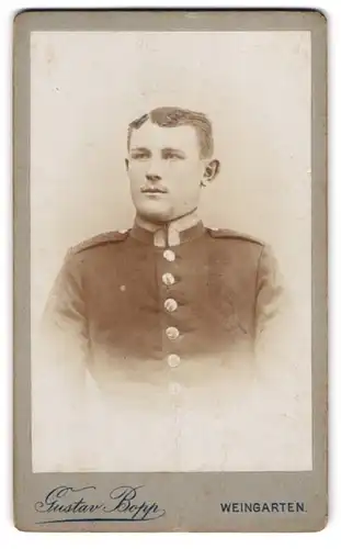 Fotografie Gustav Bopp, Weingarten, Uffz. in Uniform mit Seitenscheitel