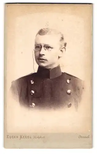 Fotografie Eugen Kegel, Cassel, Gr. Rosenstrasse 5, Soldat mit Zwicker in Uniform