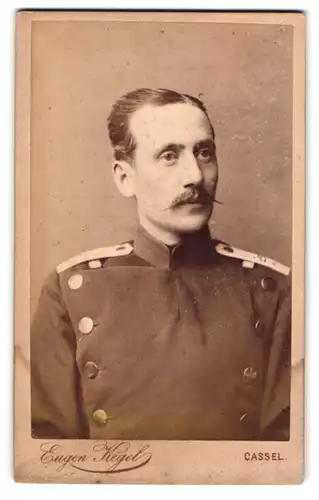 Fotografie Eugen Kegel, Cassel, Gr. Rosenstrasse 5, Soldat mit Schnauzbart in Uniform