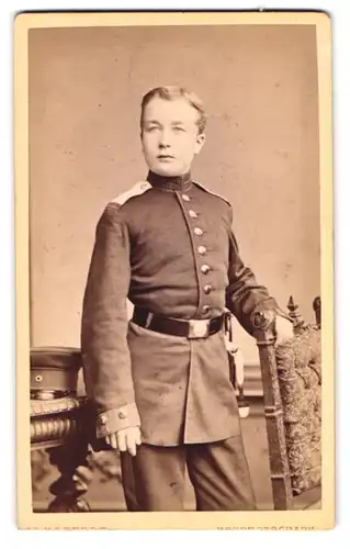 Fotografie W. Höffert, Hannover, Georg-Strasse 9, Junger Soldat in Uniform mit Schirmmütze