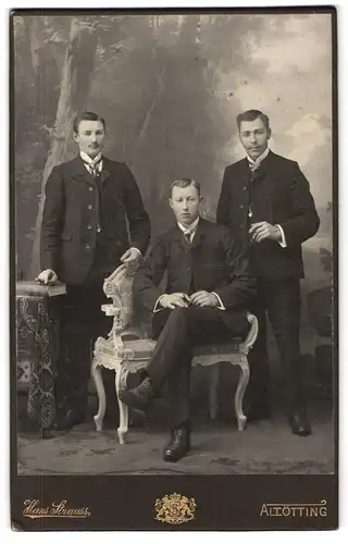 Fotografie Hans Strauss, Altötting, Schlotthammerstrasse 1, Portrait drei junge Herren im Anzug mit Krawatte