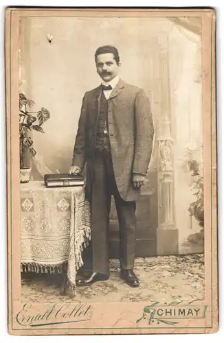 Fotografie Ernult Collet, Chimay, Portrait junger Herr im Anzug mit Fliege