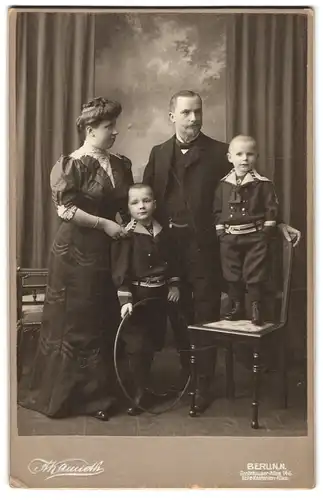 Fotografie A. Kamieth, Berlin-N, Schönhauser-Allee 146, Portrait bürgerliches Paar und zwei Jungen mit Reifen