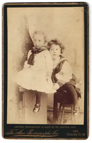 Fotografie The Star Photographic Co., London-W., 536, Oxford St., Portrait Kinderpaar in modischer Kleidung
