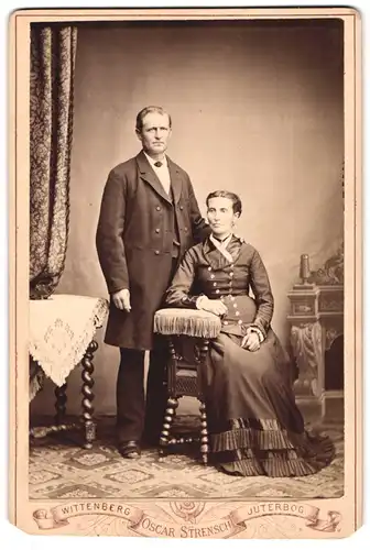 Fotografie Oscar Strensch, Wittenberg, Portrait bürgerliches Paar in eleganter Kleidung
