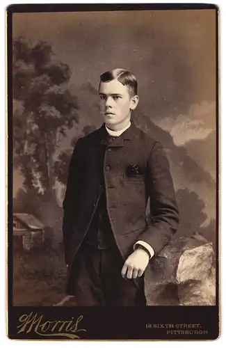 Fotografie Morris, Pittsburgh, PA., 16, Sixth Street, Portrait junger Herr im Anzug mit Einstecktuch
