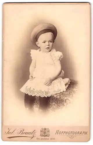 Fotografie Julius Braatz, Berlin, Leipzigerstrasse 119-120, Portrait kleines Kind im weissen kleid
