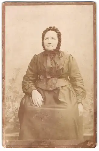 Fotografie unbekannter Fotograf und Ort, Portrait ältere Dame mit Haube und Kragenbrosche