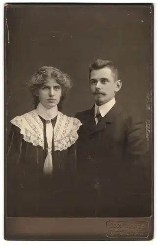 Fotografie Adolf Nahme, Bremerhaven, Bgm. Smidtstrasse 27, Portrait junges Paar in hübscher Kleidung