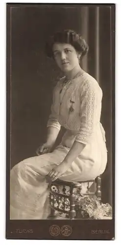 Fotografie J. Fuchs, Berlin-Schöneberg, Hauptstrasse 19, Portrait junge Dame in weisser Kleidung