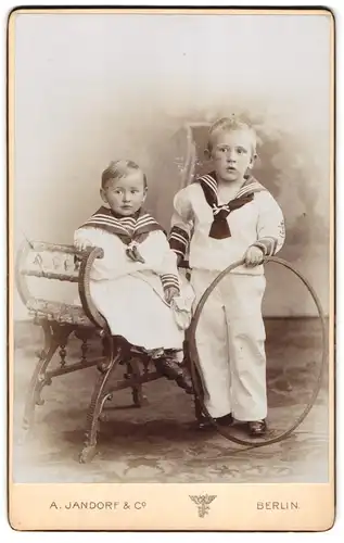 Fotografie A. Jandorf & Co., Berlin-C., Spittelmarkt 16-17, Portrait kleines Mädchen im Matrosenkleid mit Jungen