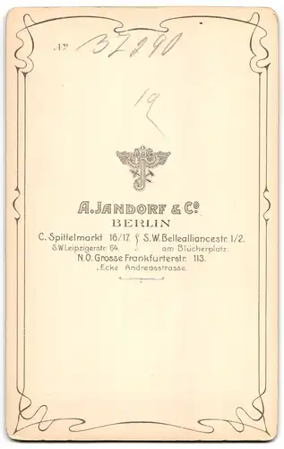 Fotografie A. Jandorf & Co., Berlin-C., Spittelmarkt 16-17, Portrait kleines Mädchen im Matrosenkleid mit Jungen