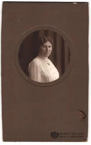 Fotografie Ed. Blum, Frankfurt a. M., Kaiserstrasse 73, Brustportrait junge Dame mit Medaillon