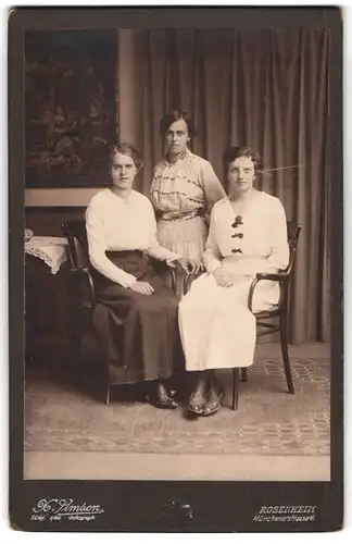 Fotografie X. Simson, Rosenheim, Münchenerstrasse 6, Portrait drei junge Damen in modischer Kleidung