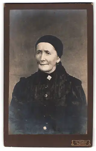 Fotografie J. Weber, Plattling, Portrait ältere Dame mit Kopftuch und Kragenbrosche