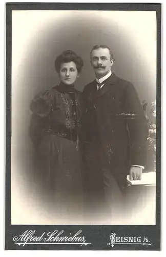 Fotografie Alfred Schwiebus, Leisnig i. S., Turnerstrasse, Portrait bürgerliches Paar in hübscher Kleidung