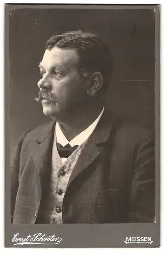 Fotografie Ernst Schröter, Meissen, Portrait älterer Herr im Anzug mit Moustache