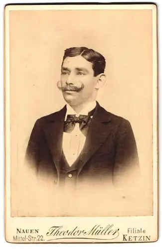 Fotografie Theodor Müller, Nauen, Mittel-Strasse 22, Portrait eleganter Herr mit Schnauzbart