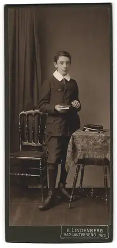 Fotografie E. Lindenberg, Bad Lauterberg /Harz, Portrait Student mit Schirmmütze und Buch