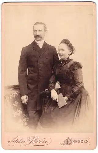 Fotografie C. Häpe, Dresden, Pillnitzer-Strasse 64, Portrait hübsch gekleidetes Paar mit Buch