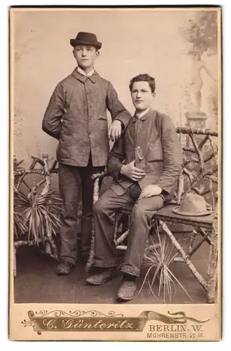 Fotografie G. Günteritz, Berlin-W., Mohrenstrasse 47, Portrait zwei junge Männer in modischer Kleidung