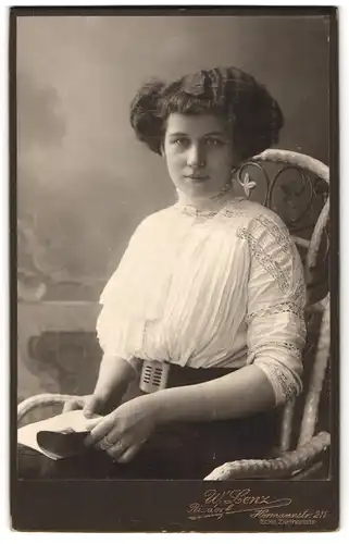 Fotografie W. Lenz, Berlin-Rixdorf, Hermannstrasse 211 Ecke Ziethenstrasse, Portrait junge Dame in weisser Bluse mit Heft