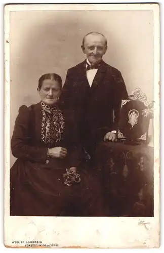 Fotografie W. Langbein, Fürstenwalde a. d. Spree, Promenadenstrasse 9 a, Portrait älteres Paar in hübscher Kleidung