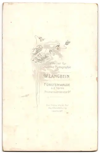 Fotografie W. Langbein, Fürstenwalde a. d. Spree, Promenadenstrasse 9 a, Portrait älteres Paar in hübscher Kleidung