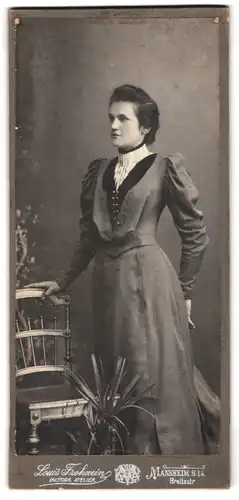 Fotografie Louis Frohwein, Mannheim, Breitestrasse, Portrait junge Dame in modischer Kleidung