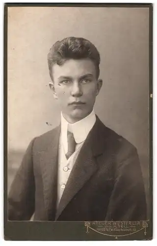 Fotografie H. Tell, Hagen i. W., Elberfelderstrase 43, Portrait junger Herr im Anzug mit Krawatte