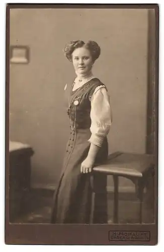 Fotografie H. Mohaupt, Emden, Gr. Brückstrasse 74, Portrait junge Dame im Kleid