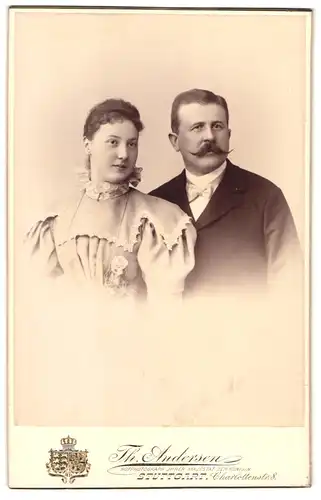 Fotografie Th. Andersen, Stuttgart, Charlottenstrasse 8, Portrait junges Paar in hübscher Kleidung