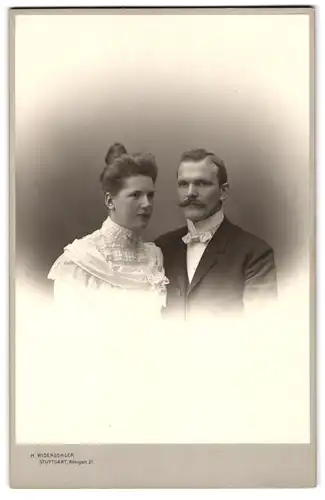 Fotografie H. Widensohler, Stuttgart, Königstrasse 21, Portrait junges Paar in hübscher Kleidung