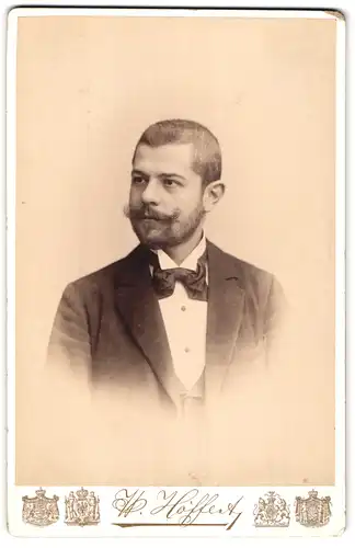 Fotografie W. Höffert, Berlin, Unter den Linden 24, Portrait eleganter Herr mit Vollbart