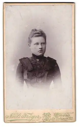 Fotografie Niels Tröger, Emden, Gr. Osterstrasse 30, Frau mit schwarzem Spitzenkleid