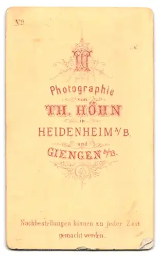 Fotografie Th. Höhn, Heidenheim, Kleinkind lehnt an Sofa