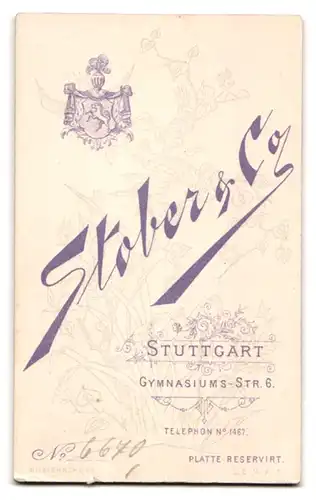 Fotografie Stober & Co, Stuttgart, Gymnasiums-Strasse 6, Frau mit Blick in die Kamera