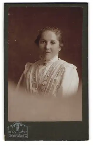 Fotografie Hermann Tietz, München, Bahnhofsplatz, Frau mit weissem Kleid