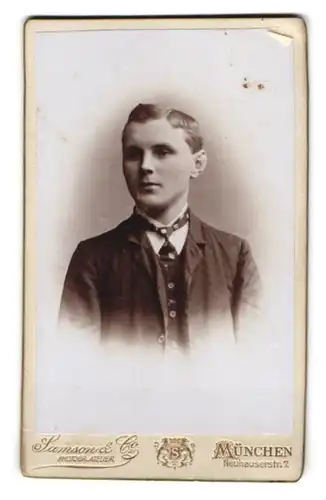 Fotografie Samson & Co, München, Neuhauserstrasse 7, Junge im Anzug mit Krawatte