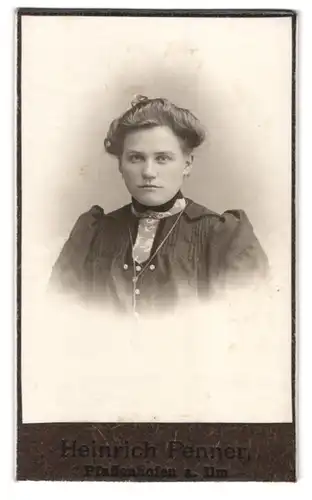 Fotografie Heinrich Fenner, Pfaffenhofen, Bahnhofstrasse, Frau mit Puffärmeln