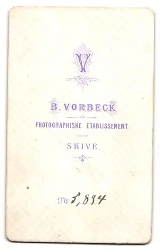 Fotografie B. Vorbeck, Skive, Herr im Anzug mit Fliege