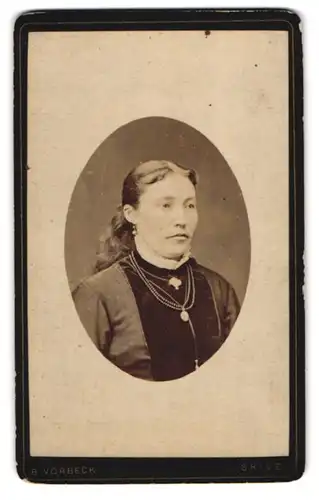 Fotografie B. Vorbeck, Skive, Dame mit langen Haaren und Doppelkinn