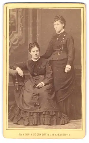 Fotografie Th. Höhn, Heidenheim, Zwei Frauen mit hochgesteckten Haaren nebeneinander
